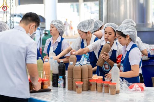 ภาพ No.58975:V.40 ภัตตาหารพระหมื่นวัด เราจัดให้ การปฏิบัติงานของเจ้าหน้าที่และอาสาสมัคร เพื่อรับบุญในการถวายภัตตาหาร แด่คณะสงฆ์ 10,000 กว่าวัดทั่วประเทศ ที่มาร่วมงานวันคุ้มครองโลก จันทร์ที่ 22 เมษายน พ.ศ. 2567 ณ วัดพระธรรมกาย