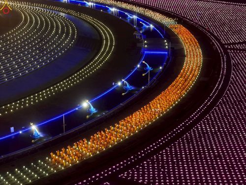 ภาพ No.224118:วันวิสาขบูชา วันอาทิตย์ที่ 11 พฤษภาคม พ.ศ. 2568 พิธีจุดวิสาขประทีป ,  พิธีเวียนประทักษิณรอบพระมหาธรรมกายเจดีย์ , พิธีฉลองชัยสวดมนต์บทธัมมจักกัปปวัตตนสูตร ครบ 7,357,000,000 จบ ณ มหารัตนวิหารคด วัดพระธรรมกาย