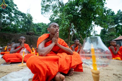 ภาพ No.141203:PhotoStory มหาศรัทธา ธรรมยาตราศรีลังกา EP.6 พิธีจุดวิสาขประทีป 6 วัด ถวายเป็น พุทธบูชา  โครงการสยาม-ลังกา ธรรมยาตรา  ฉลองเทศกาลวิสาขบูชาแห่งชาติ ศรีลังกา  บูชาธรรม 80 ปี หลวงพ่อธัมมชโย วันที่ 16 พฤษภาคม พ.ศ. 2567