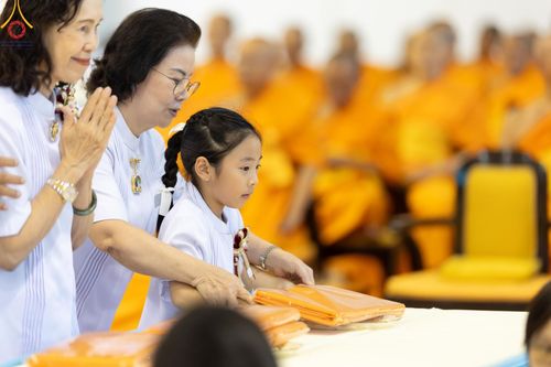 ภาพ No.160279:พิธีทอดผ้าป่าสมทบกฐินวัดพระธรรมกาย และสมทบกฐิน 30,000 วัดทั่วไทย ครั้งที่ 3 ณ สภาธรรมกายสากล วัดพระธรรมกาย วันพฤหัสบดีที่ 10 ตุลาคม พ.ศ. 2567