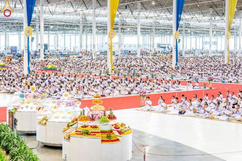 ภาพ No.167648:พิธีตักบาตรและพิธีบูชาข้าวพระ ในวันอาทิตย์ที่ 3 พฤศจิกายน พ.ศ. 2567 ณ วัดพระธรรมกาย