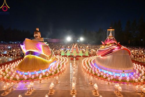 ภาพ No.109730:พิธีจุดประทีปถวายเป็นพุทธบูชา และบูชาธรรมมหาปูชนียาจารย์ วันที่ 10 มกราคม พ.ศ. 2567 ณ อนุสรณ์สถานคลองบางนางแท่น อ.สามพราน จ.นครปฐม