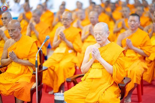 ภาพ No.139221:พิธีตักบาตร , พิธีบูชาข้าวพระ ณ ห้องแก้วสารพัด 1 สภาธรรมกายสากล วัดพระธรรมกาย วันอาทิตย์ต้นเดือนที่ 2 มิถุนายน พ.ศ. 2567