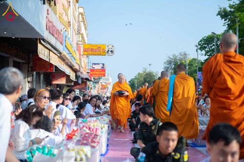 ภาพ No.312861:วันอาทิตย์ที่ 8 มีนาคม พ.ศ.2569 ทำบุญเมืองนครราชสีมา 558 ปี ตักบาตรพระ 10,000 รูป (ภาพชุดที่ 2)