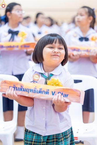 ภาพ No.246073:วันเสาร์ที่ 13 กันยายน พ.ศ. 2568 พิธีมอบผ้าไตรประธานกฐินสัมฤทธิ์เด็กดี V-Star ณ สภาธรรมกายสากล วัดพระธรรมกาย