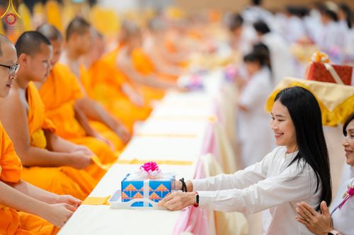 ภาพ No.153352:พิธีมุทิตาสักการะ พระภิกษุ-สามเณร ผู้สอบไล่ได้เปรียญธรรม ประโยค 1-2 ถึงประโยค ป.ธ.9 และบาลีศึกษา ประโยค1-2 ถึง บ.ศ.9 , พิธีมอบดวงแก้วสามเณรผู้ทรงบาลีไวยากรณ์ วัดพระธรรมกาย และ ศูนย์ส่งเสริมศีลธรรมในประเทศและต่างประเทศ วันอาทิตย์ที่ 8 กันยายน พ.ศ.2567