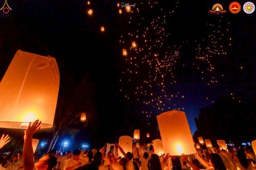 ภาพ No.224634:วันจันทร์ที่ 12 พฤษภาคม พ.ศ. 2568  ชาวพุทธในอินโดนีเซีย ร่วมฉลองวิสาขบูชาจุดประทีปกว่า 200,000 ดวง ณ พระมหาเจดีย์บรมพุทโธ  เจริญพุทธมนต์ถวาย “พระวชิรเกล้าเจ้าอยู่หัว”