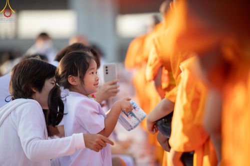 ภาพ No.187891:พิธีตักบาตรฉลองพระใหม่ ต้อนรับพุทธศักราช 2568 ณ ลานธรรมพระมหาธรรมกายเจดีย์ วัดพระธรรมกาย จ.ปทุมธานี วันที่ 1 มกราคม พ.ศ. 2568