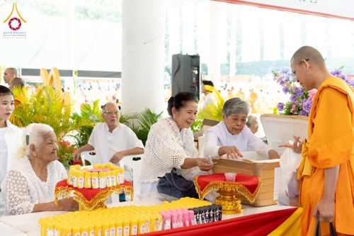 ภาพ No.273020:วันอาทิตย์ที่ 23 พฤศจิกายน พ.ศ.2568 พิธีมุทิตาสักการะ พระมหาเถระและพระเถระ ประจำปีพุทธศักราช 2568 ณ ห้องแก้วสารพัดนึก 2 สภาธรรมกายสากล  วัดพระธรรมกาย