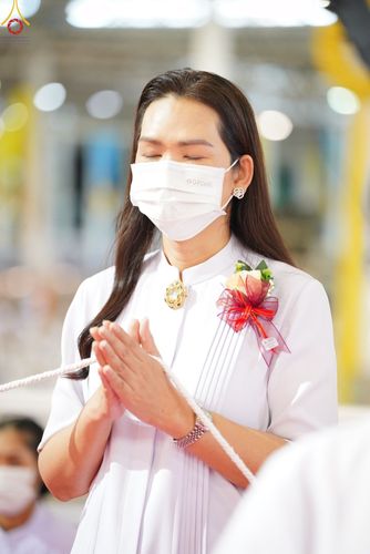 ภาพ No.89593:พิธีตักบาตร ข้าวสารอาหารแห้ง พิธีบูชาข้าวพระ และพิธีจุดเทียนใจ ไฟนิรันดร์  อนันตชัย ณ สภาธรรมกายสากล วัดพระธรรมกาย วันอาทิตย์ที่ 1 ตุลาคม พ.ศ. 2566