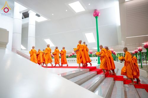ภาพ No.244939:วันเสาร์ที่ 6 กันยายน พ.ศ. 2568 พิธีถวายบาตร บรรพชา อุปสมบทของนาคธรรมทายาท โครงการอุปสมบทหมู่บูชาธรรมครบรอบ 108 ปี  วันครูผู้ค้นพบวิชชาธรรมกาย ณ โบสถ์พระไตรปิฎก วัดพระธรรมกาย