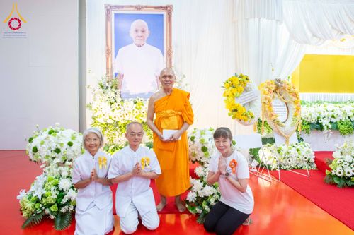 ภาพ No.314703:วันเสาร์ที่ 21 มีนาคม พ.ศ. 2569 พิธีบำเพ็ญกุศล คุณพ่อณรงค์ จินตมากุล  สิริอายุ 99 ปี 11 เดือน โยมบิดา พระครูปลัดรัตนวีรวัฒน์ (รังสฤษดิ์ อิทฺธิจินตโก) ที่ปรึกษาเจ้าคณะจังหวัดปทุมธานี เจ้าอาวาสวัดพระธรรมกาย  ณ ห้องปลูกศรัทธา 2 วัดพระธรรมกาย ปทุมธานี