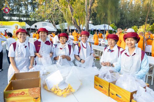 ภาพ No.288050:วันที่ 4 มกราคม พ.ศ. 2569 พิธีถวายภัตตาหารเป็นสังฆทาน แด่พระธรรมยาตรา ในโครงการธรรมยาตรา กตัญญูบูชา มหาปูชนียาจารย์ พระมงคลเทพมุนี(สด จนฺทสโร) พระผู้ปราบมาร อนุสรณ์สถาน 7 แห่ง ปีที่ 14 ณ อนุสรณ์สถานมหาวิหารพระมงคลเทพมุนี (โลตัสแลนด์) อ.สองพี่น้อง จ.สุพรร