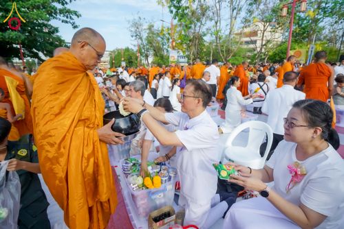 ภาพ No.314002:วันอาทิตย์ที่ 14 มีนาคม พ.ศ. 2569 ทำบุญเมืองหาดใหญ่ตักบาตรพระ 1,109 รูป เติมบุญใหญ่ หลังวิกฤตมหาอุทกภัย ณ ซุ้มประตูไชน่าทาวน์ ถนนศุภสารรังสรรค์ อ.หาดใหญ่ จ.สงขลา