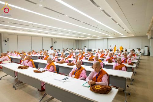 ภาพ No.325337:วันที่ 24 เมษายน พ.ศ.2569  หลวงพ่อทัตตชีโว รองเจ้าอาวาสวัดพระธรรมกาย ถวายการต้อนรับและปฏิสันถารคณะแม่ชีชาวเมียนมา