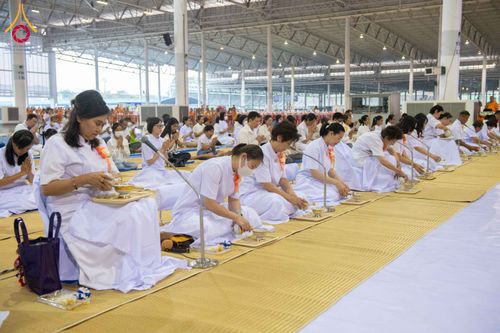 ภาพ No.303876:วันที่ 28 มกราคม พ.ศ. 2569 พิธีถวายภัตตาหารเป็นสังฆทาน แด่พระธรรมยาตรา ณ วัดพระธรรมกาย  จังหวัดปทุมธานี ในโครงการธรรมยาตรา กตัญญูบูชา มหาปูชนียาจารย์ พระมงคลเทพมุนี(สด จนฺทสโร) พระผู้ปราบมาร อนุสรณ์สถาน 7 แห่ง ปีที่ 14