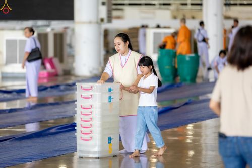 ภาพ No.318236:วันอาทิตย์ต้นเดือนที่ 5 เมษายน พ.ศ.2569 พิธีตักบาตร ณ บ้านแก้วเรือนทองคุณยายอาจารย์ฯ วัดพระธรรมกาย