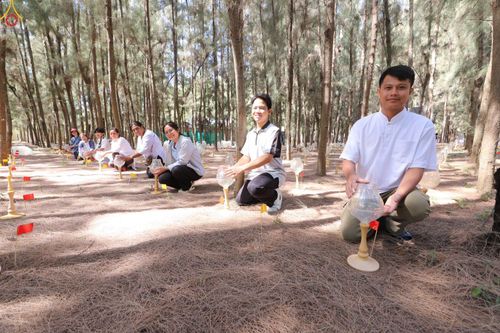 ภาพ No.300471:ภาพเบื้องหลังอาสาสมัครรวมใจ ชุดที่ 3 ในโครงการธรรมยาตรา กตัญญูบูชา มหาปูชนียาจารย์ พระมงคลเทพมุนี(สด จนฺทสโร) พระผู้ปราบมาร อนุสรณ์สถาน 7 แห่ง ปีที่ 14