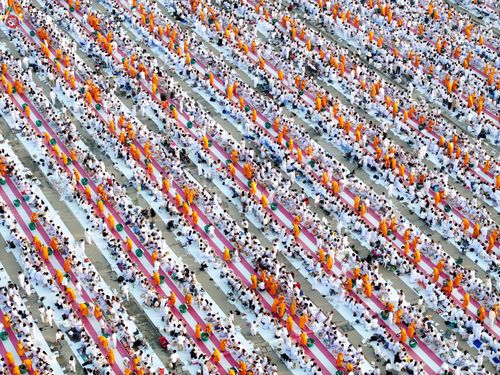 ภาพ No.279898:วันที่ 1 มกราคม พ.ศ.2569 พิธีตักบาตรในวันขึ้นปีใหม่ ณ ลานธรรม วัดพระธรรมกาย