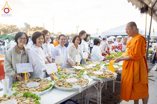 ภาพ No.301013:วันที่ 23 มกราคม พ.ศ. 2569 พิธีถวายภัตตาหารเป็นสังฆทาน แด่พระธรรมยาตรา ณ อนุสรณ์สถานบางปลา วัดบางปลา อำเภอบางเลน จังหวัดนครปฐม ในโครงการธรรมยาตรา กตัญญูบูชา มหาปูชนียาจารย์ พระมงคลเทพมุนี(สด จนฺทสโร) พระผู้ปราบมาร อนุสรณ์สถาน 7 แห่ง ปีที่ 14