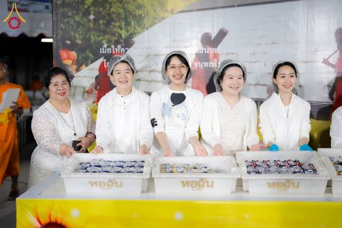 ภาพ No.288251:วันที่ 5 มกราคม พ.ศ. 2569 พิธีถวายภัตตาหารเป็นสังฆทาน แด่พระธรรมยาตรา ในโครงการธรรมยาตรา กตัญญูบูชา มหาปูชนียาจารย์ พระมงคลเทพมุนี(สด จนฺทสโร) พระผู้ปราบมาร อนุสรณ์สถาน 7 แห่ง ปีที่ 14 ณ อนุสรณ์สถานมหาวิหารพระมงคลเทพมุนี (โลตัสแลนด์) อ.สองพี่น้อง จ.สุพรร