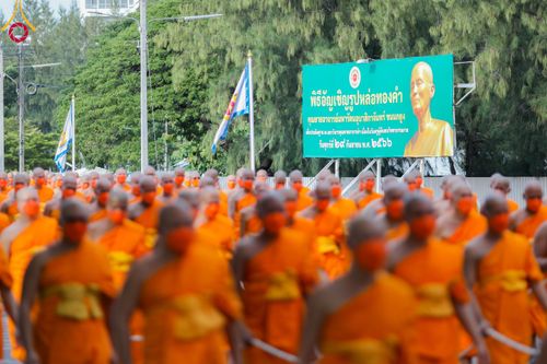 ภาพ No.89080:พิธีอัญเชิญรูปหล่อทองคำ  คุณยายอาจารย์มหารัตนอุบาสิกาจันทร์ ขนนกยูง เพื่อประดิษฐาน ณ มหาวิหารคุณยายอาจารย์ฯ เนื่องในวันครูผู้ค้นพบวิชชาธรรมกาย วันศุกร์ที่ 29 กันยายน พ.ศ. 2566