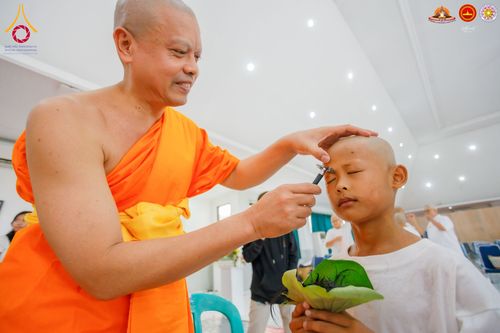 ภาพ No.284501:วันพุธที่ 17  ธันวาคม พ.ศ.2568  พิธีปลงผมนาคธรรมทายาท  โครงการบรรพชาสามเณรและบวชอุบาสิกาแก้ว  ณ วิทยาลัยศรีวิจายา (Sekolah Tinggi Agama Buddha Negeri Sriwijaya) เมืองตังเกอรัง จังหวัดบันเตน ประเทศอินโดนีเซีย