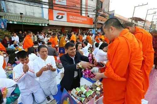 ภาพ No.15844:ประมวลภาพตักบาตรพระ 3 แผ่นดิน พระ 10,000 รูป ปีที่ 2 จ.เชียงราย