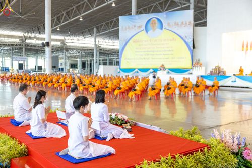 ภาพ No.82946:พิธีตักบาตร ณ บ้านแก้วเรือนทองคุณยายอาจารย์ฯ พิธีบูชาข้าวพระ ณ สภาธรรมกายสากล วัดพระธรรมกาย ในวันอาทิตย์ต้นเดือนที่ 2 ก.ค. พ.ศ.2566