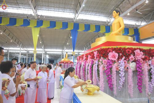 ภาพ No.83633:พิธีวางแผ่นจารึกชื่อและพิธีวางพวงมาลัยสักการะพระประธาน วันอาทิตย์ที่ 16 กรกฎาคม พ.ศ. 2566 ณ รัตนบัลลังก์ สภาธรรมกายสากล วัดพระธรรมกาย