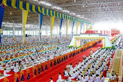 ภาพ No.85193:พิธีมุทิตาสักการะพระภิกษุ ผู้สอบได้เปรียญธรรม ๙ ประโยคระดับโลก, พิธีมอบโล่เกียรติยศและทุนการศึกษา สำนักเรียนบาลีดีเด่นทั่วประเทศ ในวันสมาธิโลก อาทิตย์ที่ 6 สิงหาคม พ.ศ. 2566 ณ สภาธรรมกายสากล วัดพระธรรมกาย