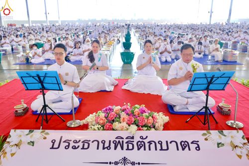 ภาพ No.81472:พิธีตักบาตร ข้าวสารอาหารแห้ง และพิธีบูชาข้าวพระ ณ สภาธรรมกายสากล วัดพระธรรมกาย วันเสาร์ที่ 3 มิถุนายน 2566