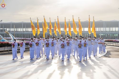 ภาพ No.82652:พิธีเวียนประทักษิณ, พิธีวันทาเจดีย์ ณ มหาธรรมกายเจดีย์  พิธีบรรพชาหมู่พระพี่เลี้ยงเข้าพรรษา, ธรรมทายาทอุดมศึกษา รุ่นที่ 50(ภาคฤดูฝน) และธรรมทายาทพุทธศาสตร์สากล รุ่นที่ 7 (ภาคฤดูฝน) วันเสาร์ที่ 17 มิถุนายน พ.ศ. 2566 ณ  โบสถ์พระไตรปิฎก วัดพระธรรมกาย จ.ปทุม