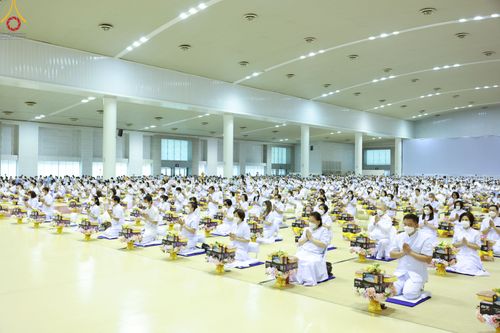 ภาพ No.84453:พิธีถวายผ้าอาบน้ำฝนและประทีปโคมไฟ ในวันอาสาฬหบูชา ณ ห้องแก้วสารพัดนึก 1 วัดพระธรรมกาย วันอังคารที่ 1 สิงหาคม พ.ศ. 2566