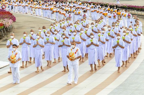 ภาพ No.84065:พิธีเวียนประทักษิณ พิธีวันทาเจดีย์ พิธีขอขมา และมอบผ้าไตร  ในโครงการบรรพชาอุปสมบทหมู่ธรรมทายาทรุ่นเข้าพรรษา และโครงการบรรพชาสามเณรโรงเรียนนานาชาติ รุ่นที่12 ในวันเสาร์ที่ 22 กรกฎาคม พ.ศ. 2566