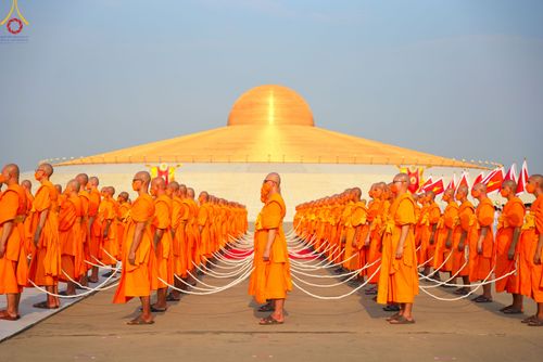 ภาพ No.79091:พิธีอัญเชิญองค์พระบรมพุทธเจ้า 24 องค์ เวียนประทักษิณรอบพระมหาธรรมกายเจดีย์ ณ วัดพระธรรมกาย  วันที่ 2 เมษายน พ.ศ. 2566