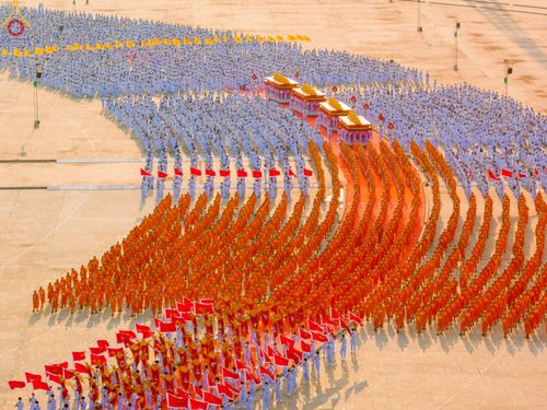 ภาพ No.79054:พิธีอัญเชิญองค์พระบรมพุทธเจ้า 24 องค์ เวียนประทักษิณรอบพระมหาธรรมกายเจดีย์ ณ วัดพระธรรมกาย  วันที่ 2 เมษายน พ.ศ. 2566