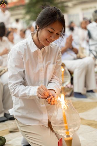 ภาพ No.297056:วันที่ 17 มกราคม พ.ศ. 2569 พิธีจุดประทีปถวายเป็นพุทธบูชา และบูชาธรรมมหาปูชนียาจารย์ (ภาพชุดที่ 2) ณ วัดโบสถ์บน ต.บางคูเวียง จ.นนทบุรี อนุสรณ์สถานลำดับที่ 4 สถานที่เกิดด้วยกายธรรม ในโครงการธรรมยาตรา กตัญญูบูชา มหาปูชนียาจารย์ พระมงคลเทพมุนี(สด จนฺทสโร) พร