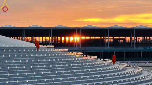 ภาพ No.86462:วันธรรมชัย ปีที่ 55 พิธีทอดผ้าป่ากฐินสมทบครั้งที่1, พิธีเจริญพุทธมนต์ ลูกนิมิตมหาสมบัติฯ พิธีจุดประทีป,พิธีฉลองชัยสวดมนต์บทธัมมจักกัปปวัตนสูตร วันอาทิตย์ที่ 27 สิงหาคม พ.ศ.2566 ณ สภาธรรมกายสากล / มหารัตนวิหารคด วัดพระธรรมกาย