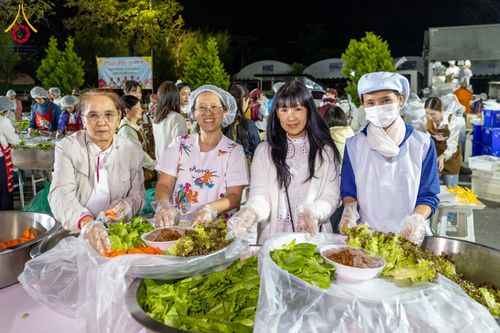 ภาพ No.293430:วันที่ 13 มกราคม พ.ศ. 2569 พิธีถวายภัตตาหารเป็นสังฆทาน แด่พระธรรมยาตรา ณ อนุสรณ์สถานมหาวิหารพระมงคลเทพมุนี (โลตัสแลนด์) อ.สองพี่น้อง จ.สุพรรณบุรี ในโครงการธรรมยาตรา กตัญญูบูชา มหาปูชนียาจารย์ พระมงคลเทพมุนี(สด จนฺทสโร) พระผู้ปราบมาร อนุสรณ์สถาน 7 แห่ง ปี