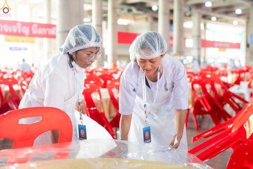 ภาพ No.325813:วันที่ 22 เมษายน พ.ศ.2569(วันคุ้มครองโลก) งานถวายมหาสังฆทาน 40,000 กว่าวัดทั่วประเทศ เจ้าหน้าที่ สาธุชน ร่วมใจจัดเตรียมภัตตาหารเพล (ชุด 2)