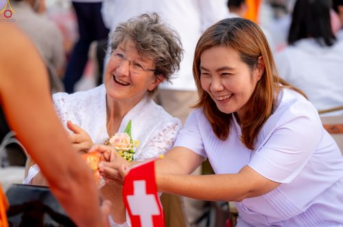 ภาพ No.302710:วันที่ 24 มกราคม พ.ศ. 2569 พิธีตักบาตรพระธรรมยาตรา(ภาพชุดที่ 2) ณ อนุสรณ์สถานลำดับที่ 5 สถานที่เผยแผ่วิชชาธรรมกายครั้งแรก อนุสรณ์สถานบางปลา วัดบางปลา อำเภอบางเลน จังหวัดนครปฐม ในโครงการธรรมยาตรา กตัญญูบูชา มหาปูชนียาจารย์ พระมงคลเทพมุนี(สด จนฺทสโร) พระผู