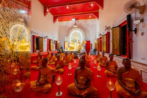 ภาพ No.294093:วันที่ 13 มกราคม พ.ศ. 2569 พิธีจุดประทีปถวายเป็นพุทธบูชา และบูชาธรรมมหาปูชนียาจารย์  (ภาพชุดที่ 2) ณ วัดสองพี่น้อง ต.ต้นตาล อ.สองพี่น้อง จ.สุพรรณบุรี ในโครงการธรรมยาตรา กตัญญูบูชา มหาปูชนียาจารย์ พระมงคลเทพมุนี(สด จนฺทสโร) พระผู้ปราบมาร อนุสรณ์สถาน 7 แห่