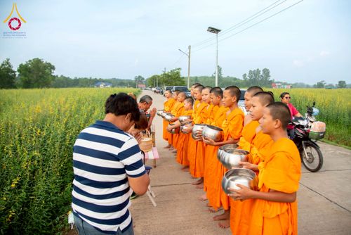 ภาพ No.217956:วันศุกร์ที่ 11 เมษายน พ.ศ. 2568 พระและสามเณร 99 รูป จากศูนย์ปฏิบัติธรรมระยอง(บ้านช่องลม) บิณฑบาต ณ ทุ่งปอเทือง ต.บางบุตร อ.บ้านค่าย จ.ระยอง เพื่อเป็นการฝึกสามเณรภาคฤดูร้อน ผ่านกิจวัตรบิณฑบาตในพื้นที่ชุมชน