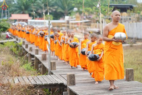 ภาพ No.61089:สามเณรออกบิณฑบาต และกิจกรรมอบรมสามเณร ในโครงการบรรพชาสามเณรฟื้นฟู พระพุทธศาสนาทั่วไทย ณ ศูนย์อบรมที่พักสงฆ์บ้านร่มเย็น จ.นราธิวาส วันที่ 2-15 เมษายน พ.ศ. 2567