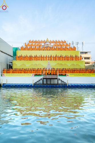 ภาพ No.201320:พระธรรมยาตราปฏิบัติธรรม และถ่ายภาพหมู่ประวัติศาสตร์ ณ อาคารธรรมยาตรา กตัญญูบูชามหาปูชนียาจารย์  ตรงข้ามวัดปากน้ำภาษีเจริญ จ.กรุงเทพมหานคร ในโครงการธรรมยาตรา กตัญญูบูชา มหาปูชนียาจารย์ พระมงคลเทพมุนี(สด จนฺทสโร) พระผู้ปราบมาร อนุสรณ์สถาน 7 แห่ง ปีที่ 13