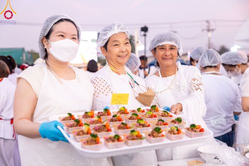 ภาพ No.109198:พิธีถวายภัตตาหารเป็นสังฆทาน แด่คณะพระธรรมยาตราฯ วันที่ 10 มกราคม พ.ศ. 2567 ณ อนุสรณ์สถานคลองบางนางแท่น อ.สามพราน จ.นครปฐม