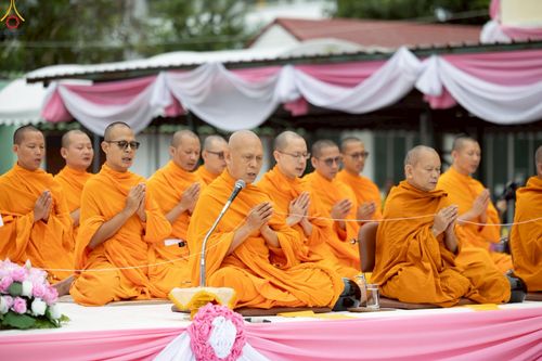 ภาพ No.241905:วันอาทิตย์ที่ 31 สิงหาคม พ.ศ. 2568 พิธีทำบุญแด่คณะสงฆ์ 122 รูป ฉลอง 121 ปี อำเภอคลองหลวง จ.ปทุมธานี เพื่อนำส่งช่วยเหลือคณะสงฆ์ 323 วัด 4 จังหวัดชายแดนภาคใต้ และช่วยเหลือประชาชนจากเหตุปะทะ แนวชายแดนไทย-กัมพูชา ณ บริเวณหน้าที่ว่าการอำเภอคลองหลวง 