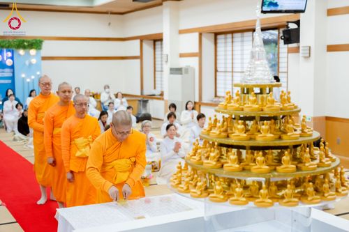 ภาพ No.220985:วันที่ 13 เมษายน พ.ศ. 2568 พิธีโปรยรัตนชาติปฐมเริ่มสถาปนาเจดีย์ และ พิธีเปิดหมู่บ้านปฏิบัติธรรม เพื่อการบรรลุธรรม ณ วัดป่าธรรมกายนานาชาติโทชิหงิ  ประเทศญี่ปุ่น