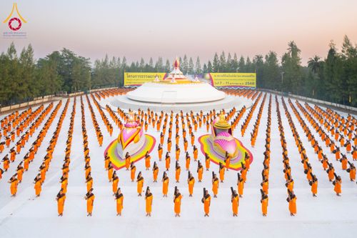 ภาพ No.191706:พระธรรมยาตราปฏิบัติธรรม และถ่ายภาพหมู่ประวัติศาสตร์ ณ อนุสรณ์สถานคลองบางนางแท่น อ.สามพราน จ.นครปฐม ในโครงการธรรมยาตรา กตัญญูบูชา มหาปูชนียาจารย์ พระมงคลเทพมุนี(สด จนฺทสโร) พระผู้ปราบมาร อนุสรณ์สถาน 7 แห่ง ปีที่ 13 วันที่ 8 มกราคม พ.ศ. 2568